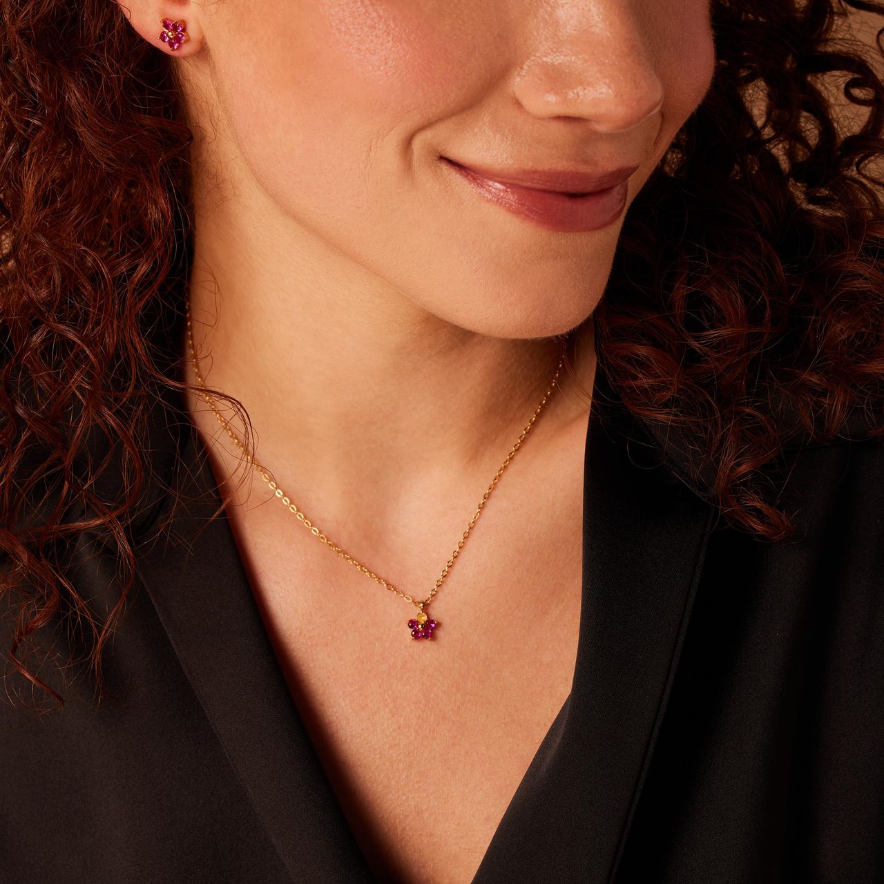 Stalen goldplated oorknoppen bloem met zirkonia donkerroze voor dames