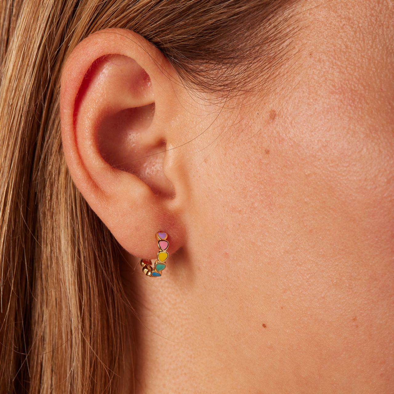 Zilveren goldplated kinderoorringen hart met emaille