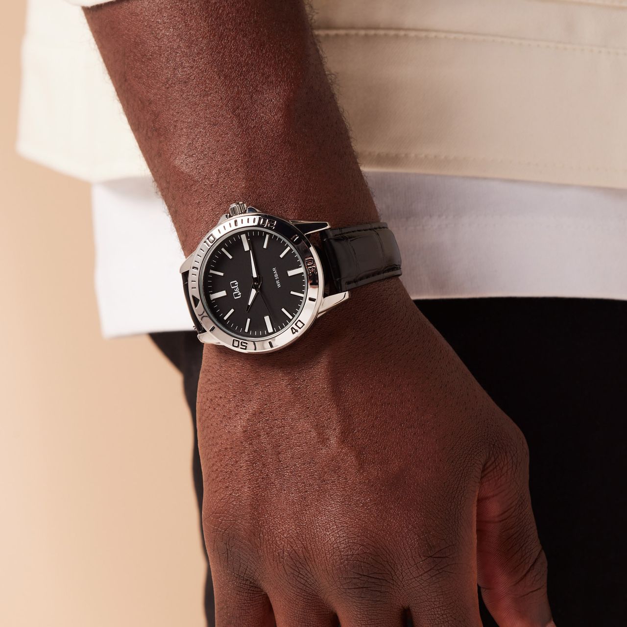 Q&Q Herrenuhr mit schwarzem Lederarmband