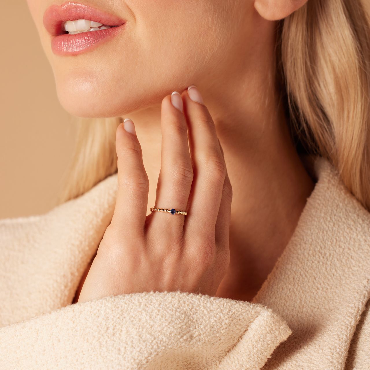 9 karaat geelgouden ring met blauwe zirkonia