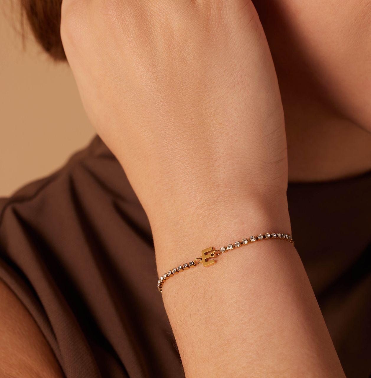 Stalen goldplated fantasiearmband met letterhanger E met zirkonia voor dames