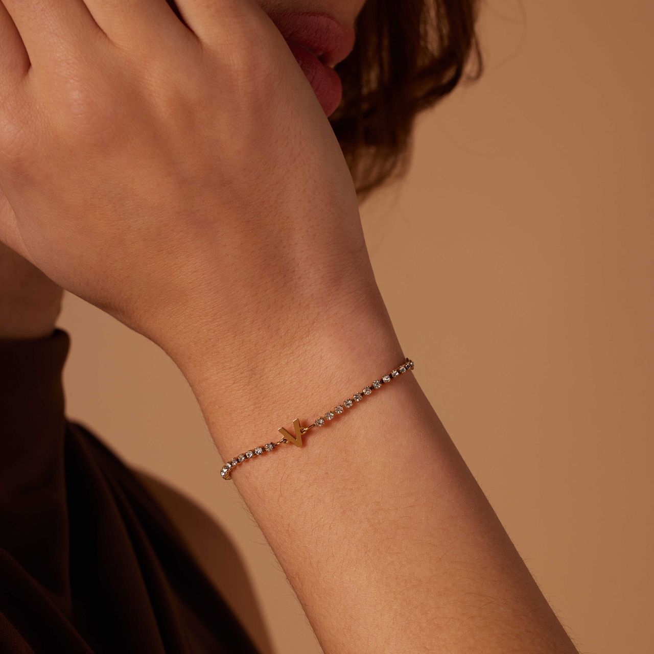 Stalen goldplated fantasiearmband met letterhanger V met zirkonia voor dames