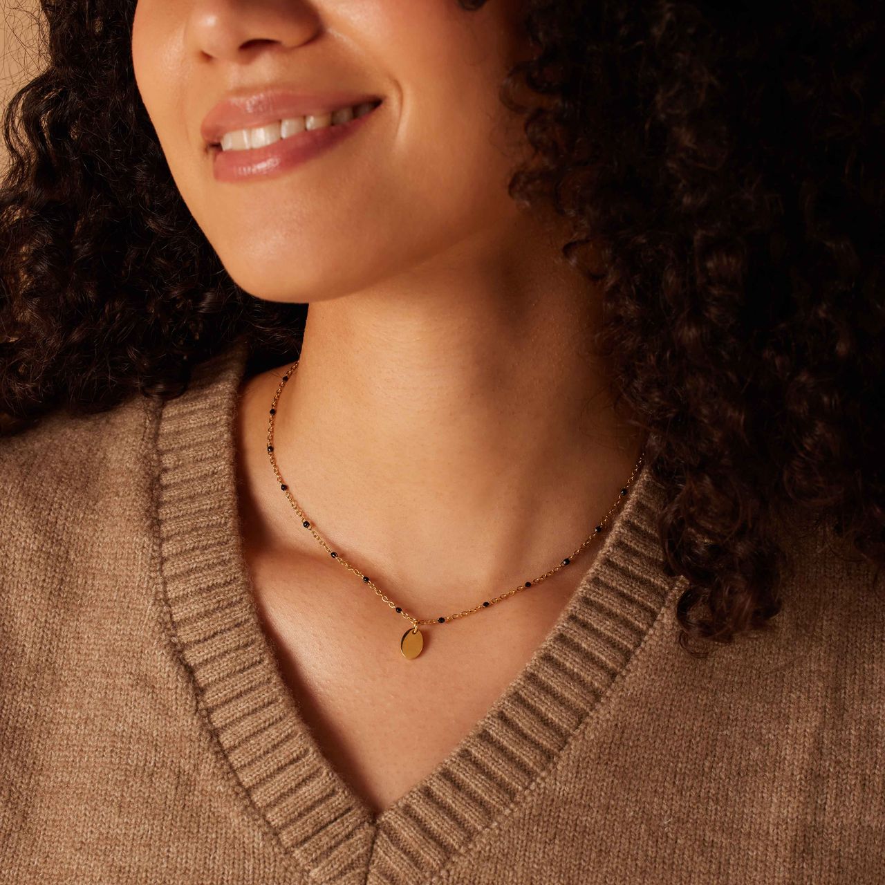 Stainless steel goldplated ketting met zwarte emaille en een ovale graveer hanger voor dames