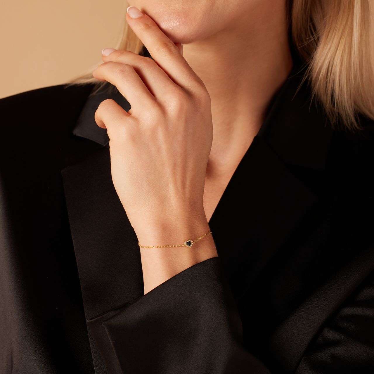Silberne vergoldete Armbanduhr mit einem herzförmigen schwarzen Achatstein