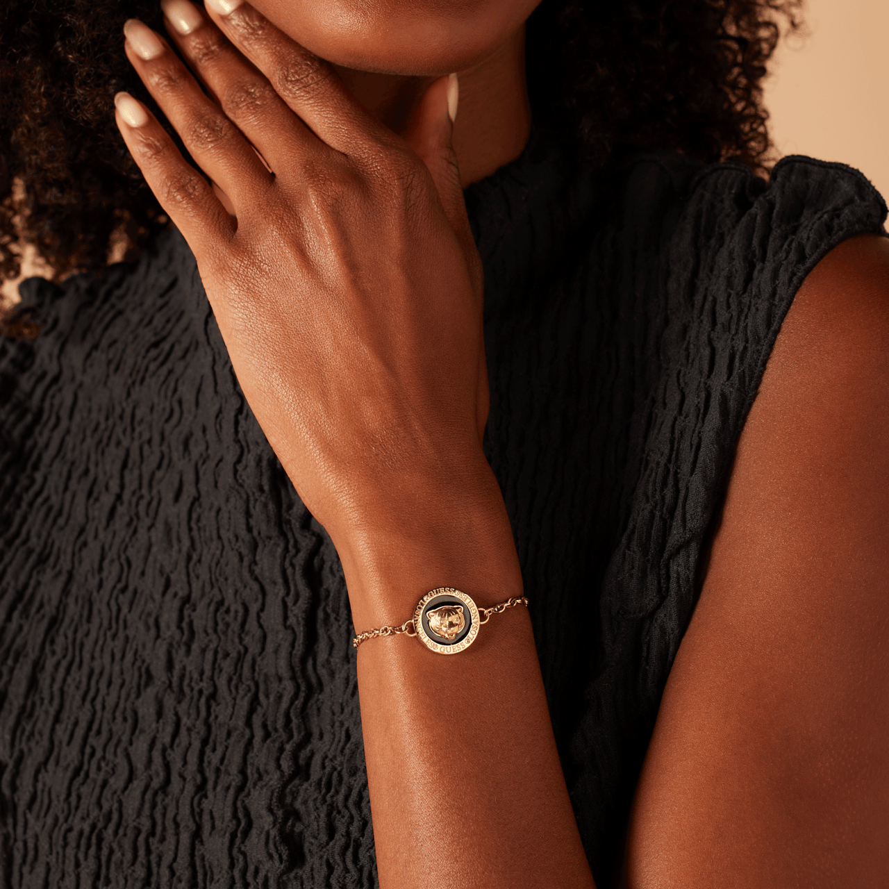 Guess stainless steel goldplated fantasiearmband met hanger met kristal voor dames