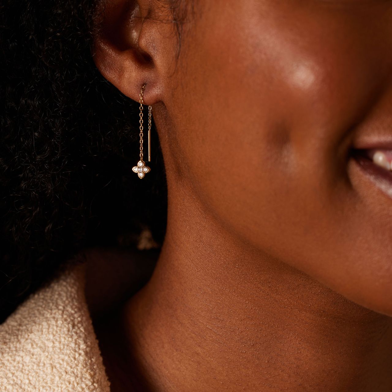 Zilveren goldplated doortrek oorbellen bloem zirkonia