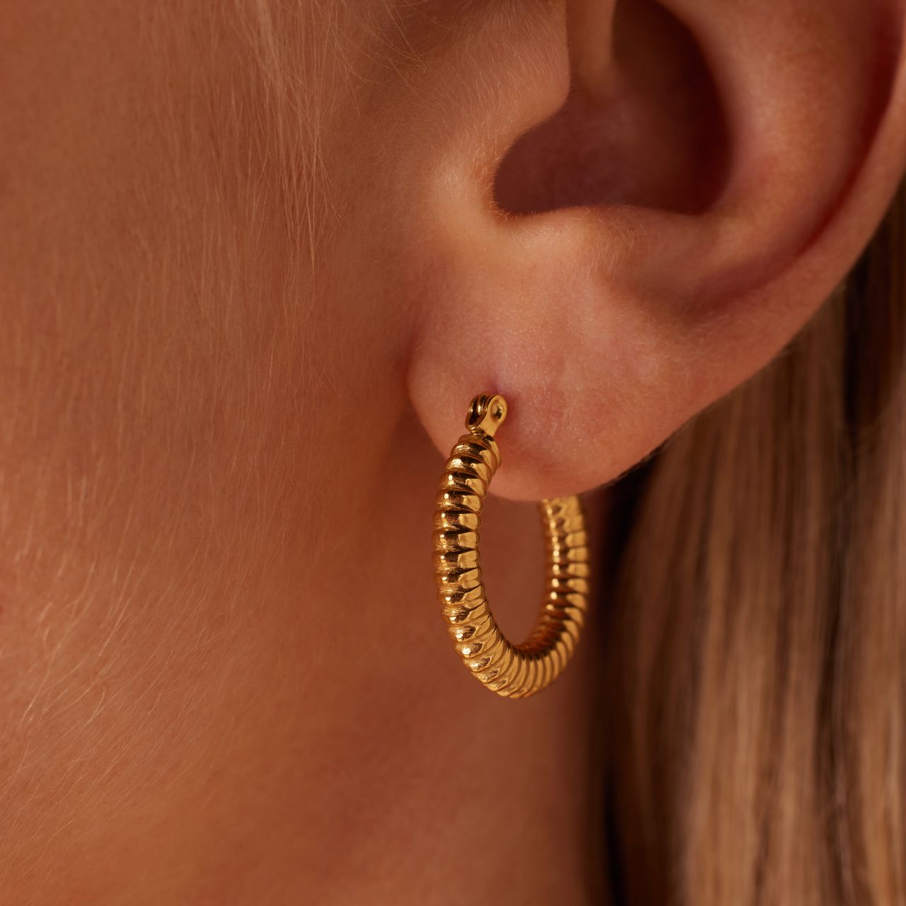 Stalen goldplated oorringen bewerkt voor dames