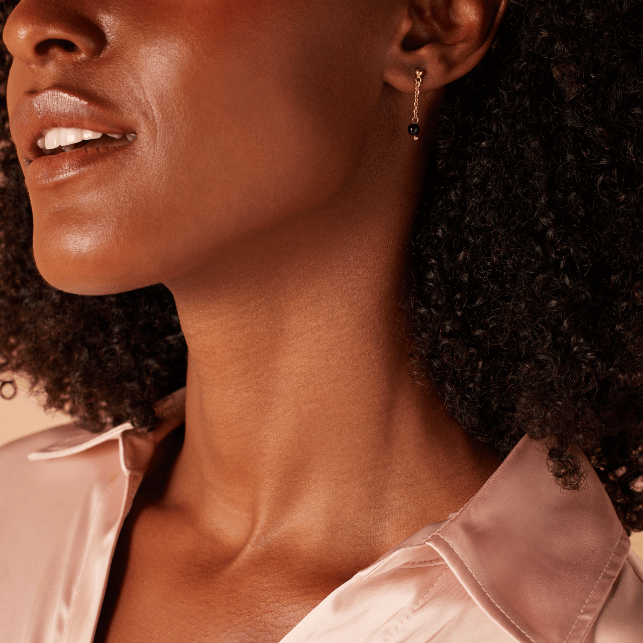 Stainless steel goldplated oorknoppen met black agate voor dames