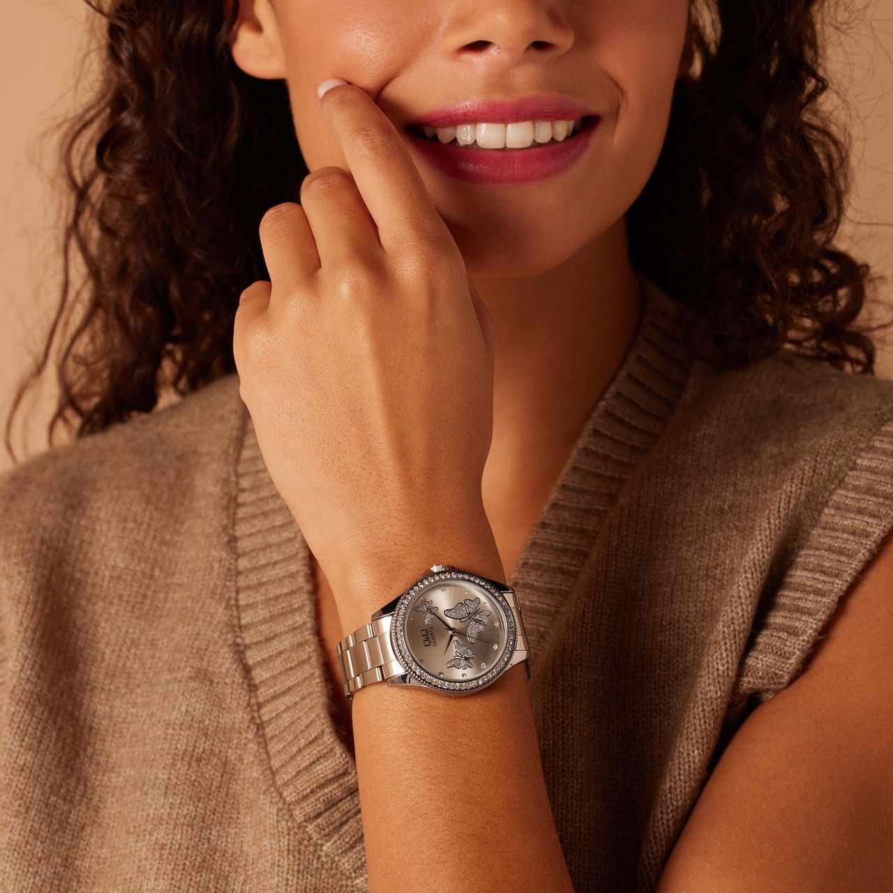 Q&Q Damen-Armbanduhr aus Edelstahl mit Schmetterlingen