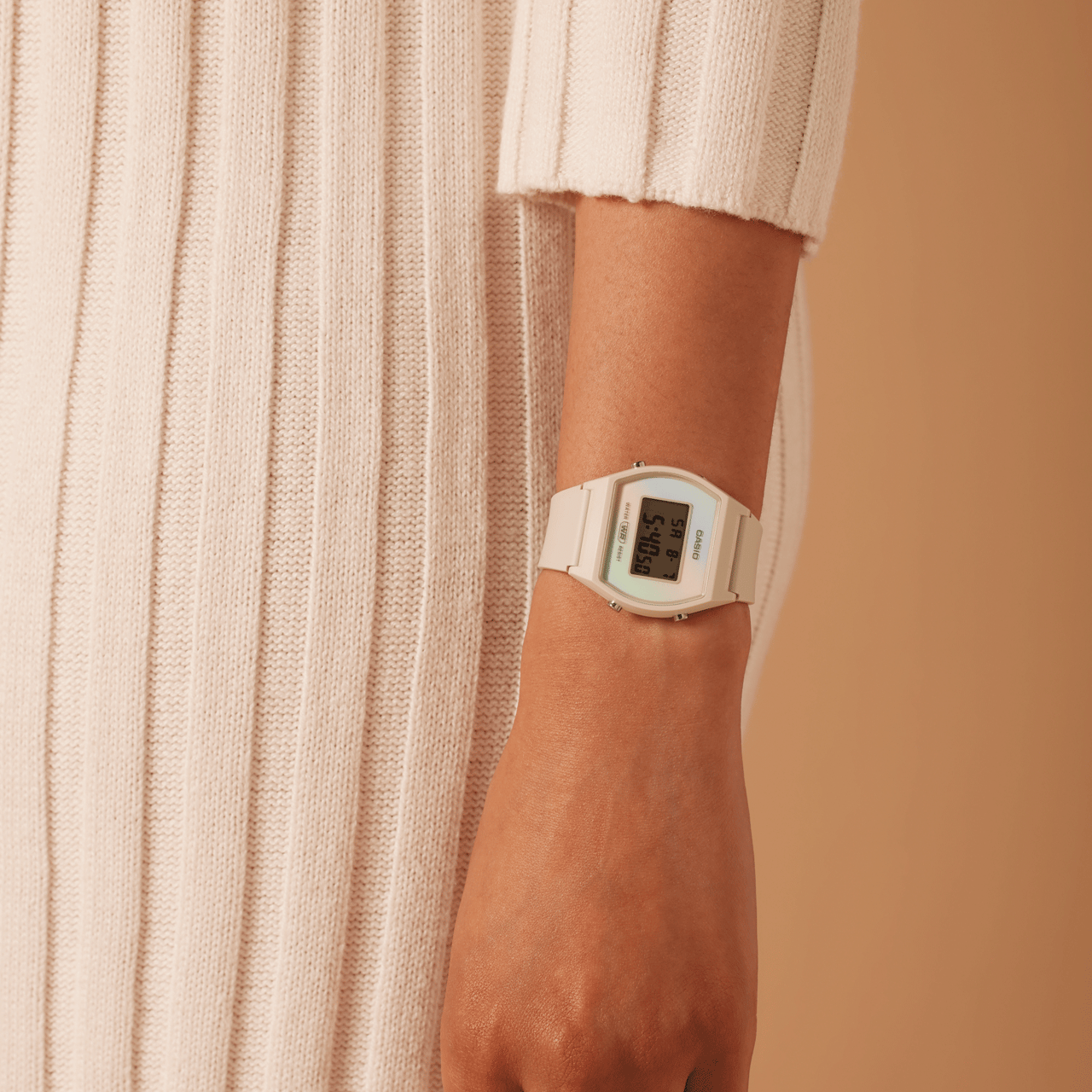 Casio Armbanduhr im Retrolook für Damen, Weiß, LW-205H-8AEF