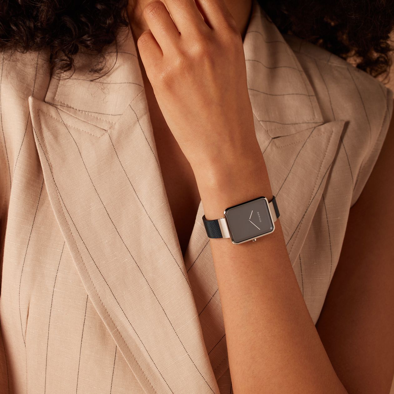 Bering horloge met mesh band blauw 14528-307