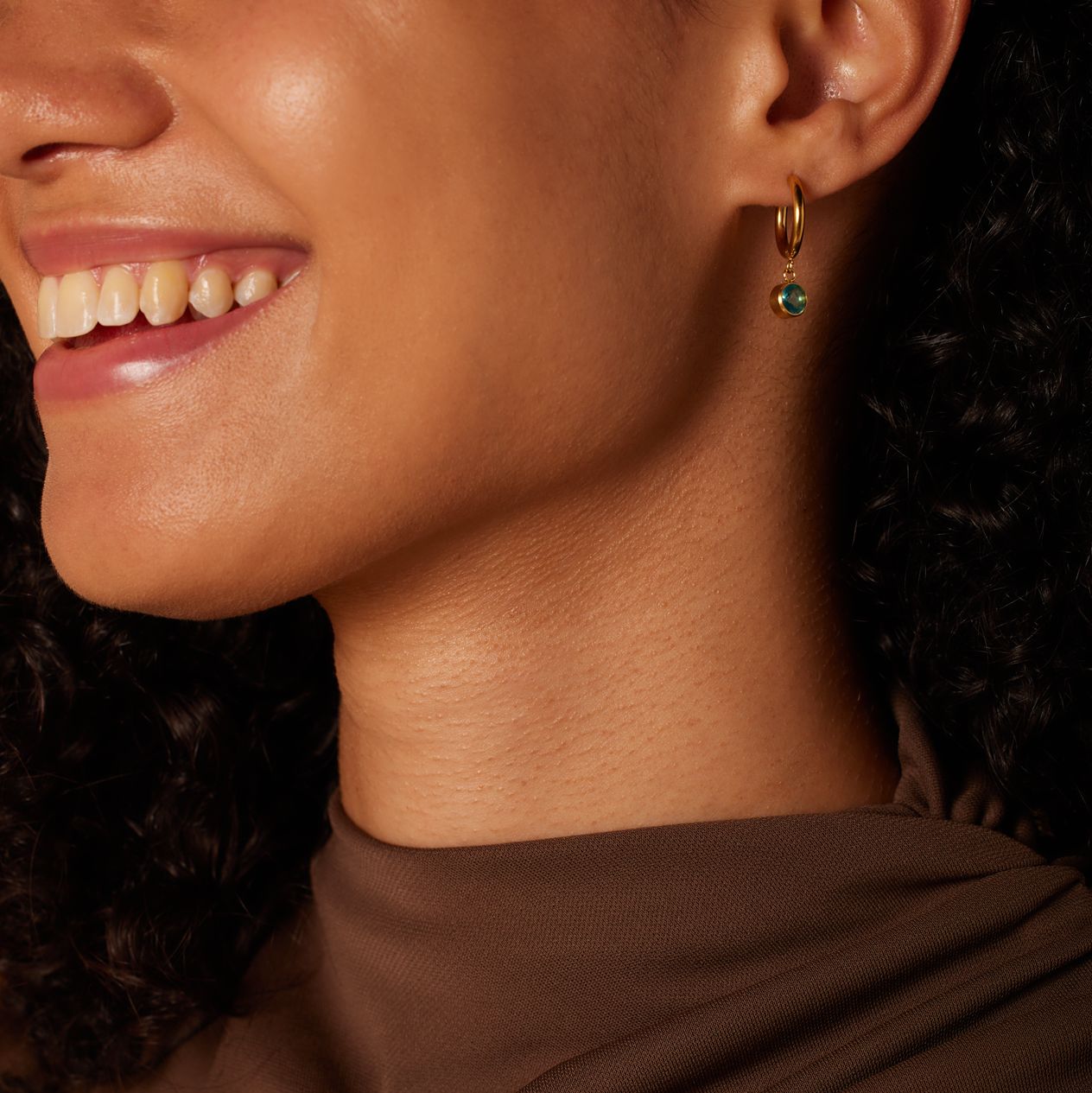 Stalen goldplated oorbellen geboortesteen maart