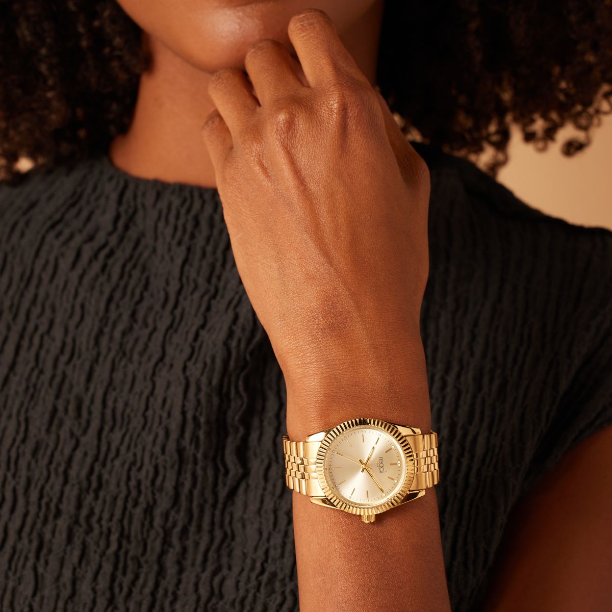 Regal dames horloge goudkleurig met bewerking