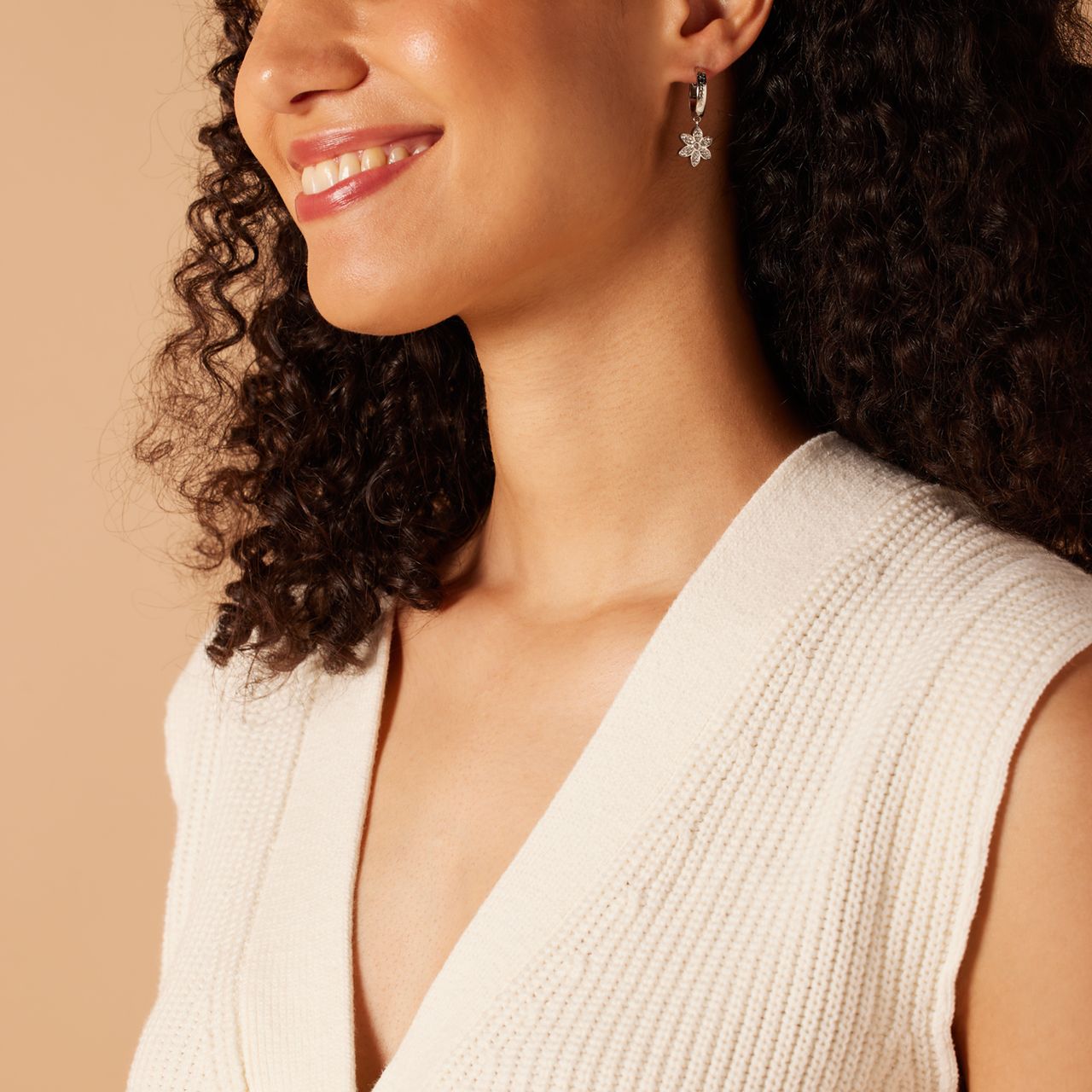 Guess stainless steel goldplated oorringen met hanger bloem met zirkonia voor dames