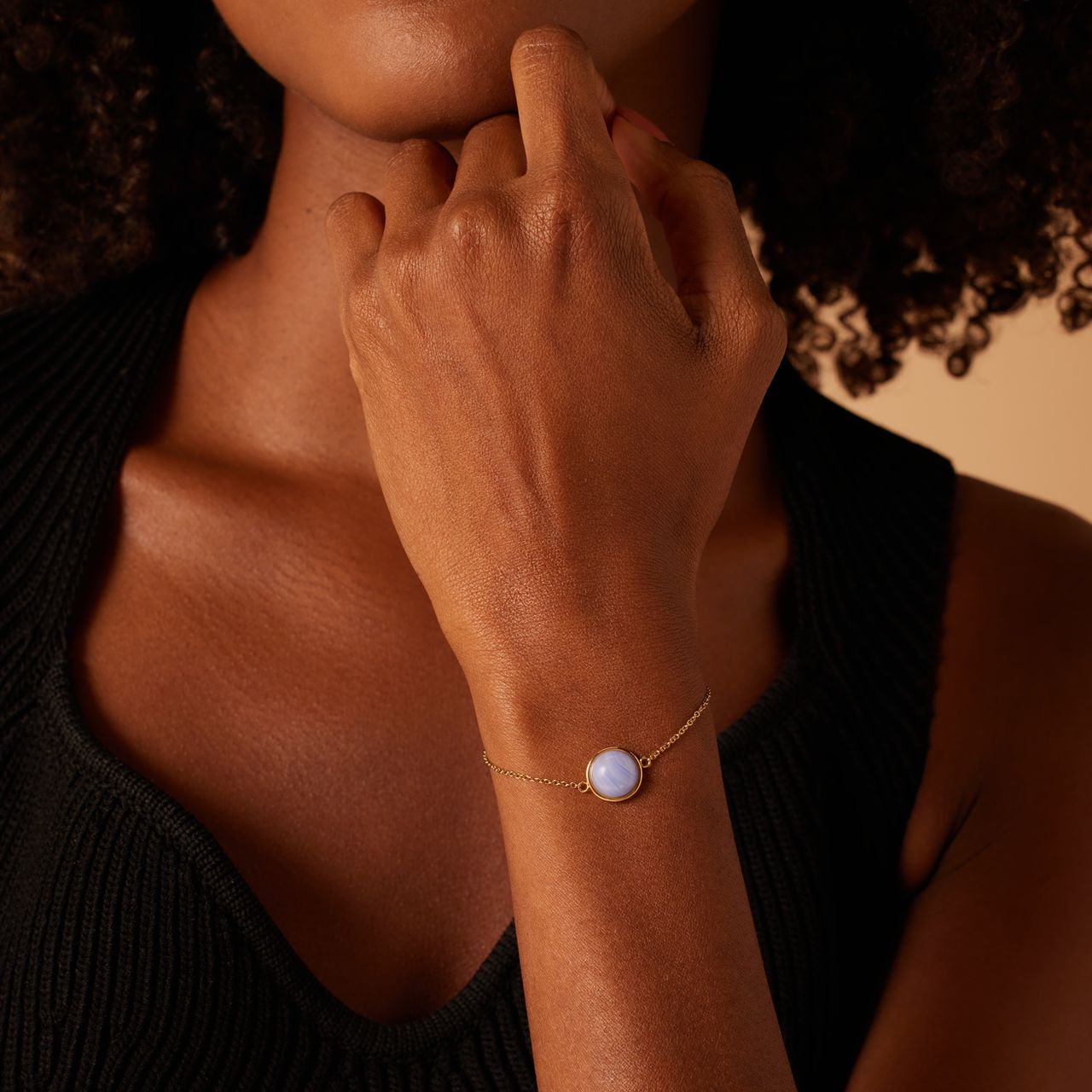 Stainless steel goldplated fantasiearmband met blue lace agaat voor dames