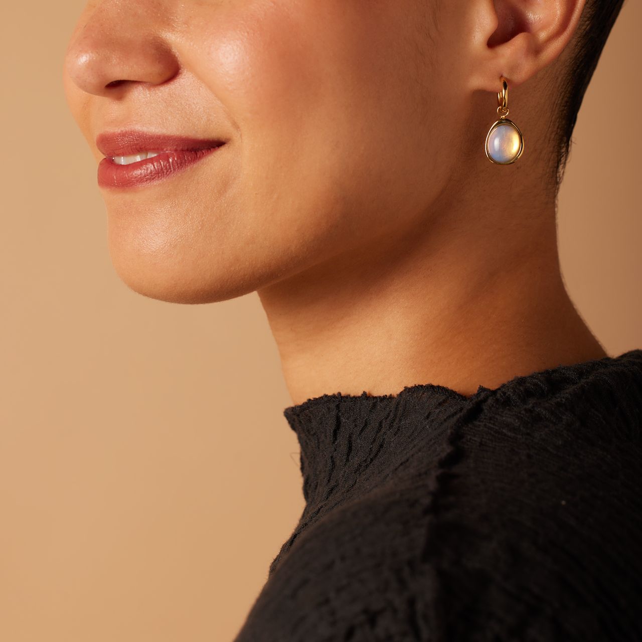 Stainless steel goldplated oorbellen met opaal ovaal