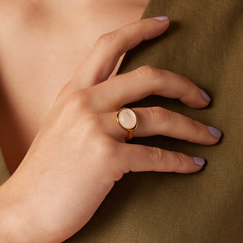 Ring aus Edelstahl, vergoldet, mit Rosenquarz, oval