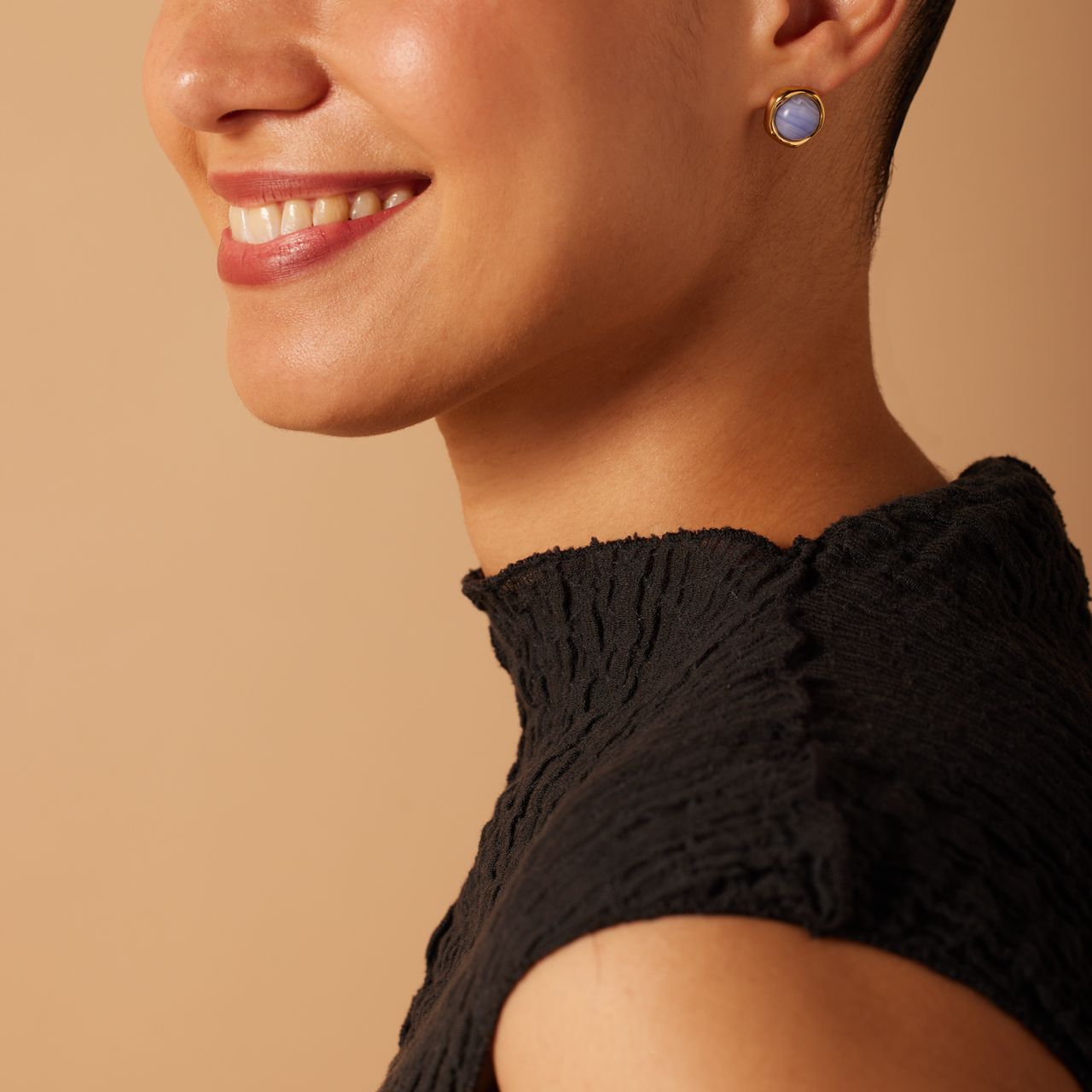 Stalen goldplated oorknoppen met blue lace agaat voor dames
