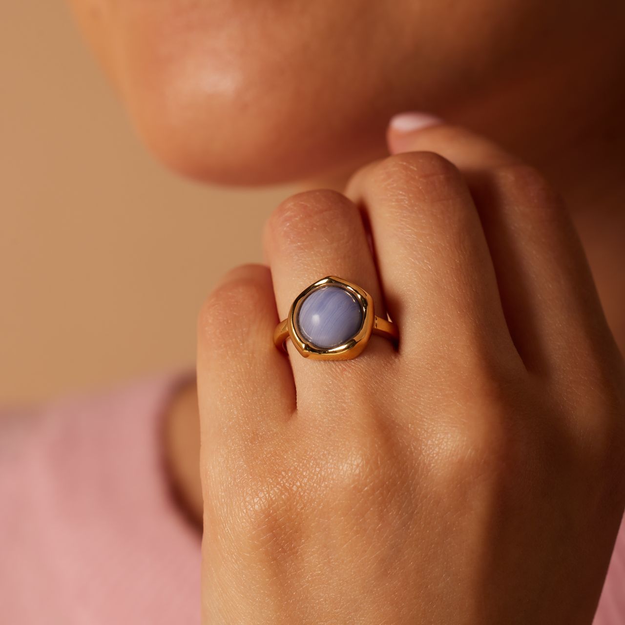 Stalen goldplated ring met blue lace agaat voor dames