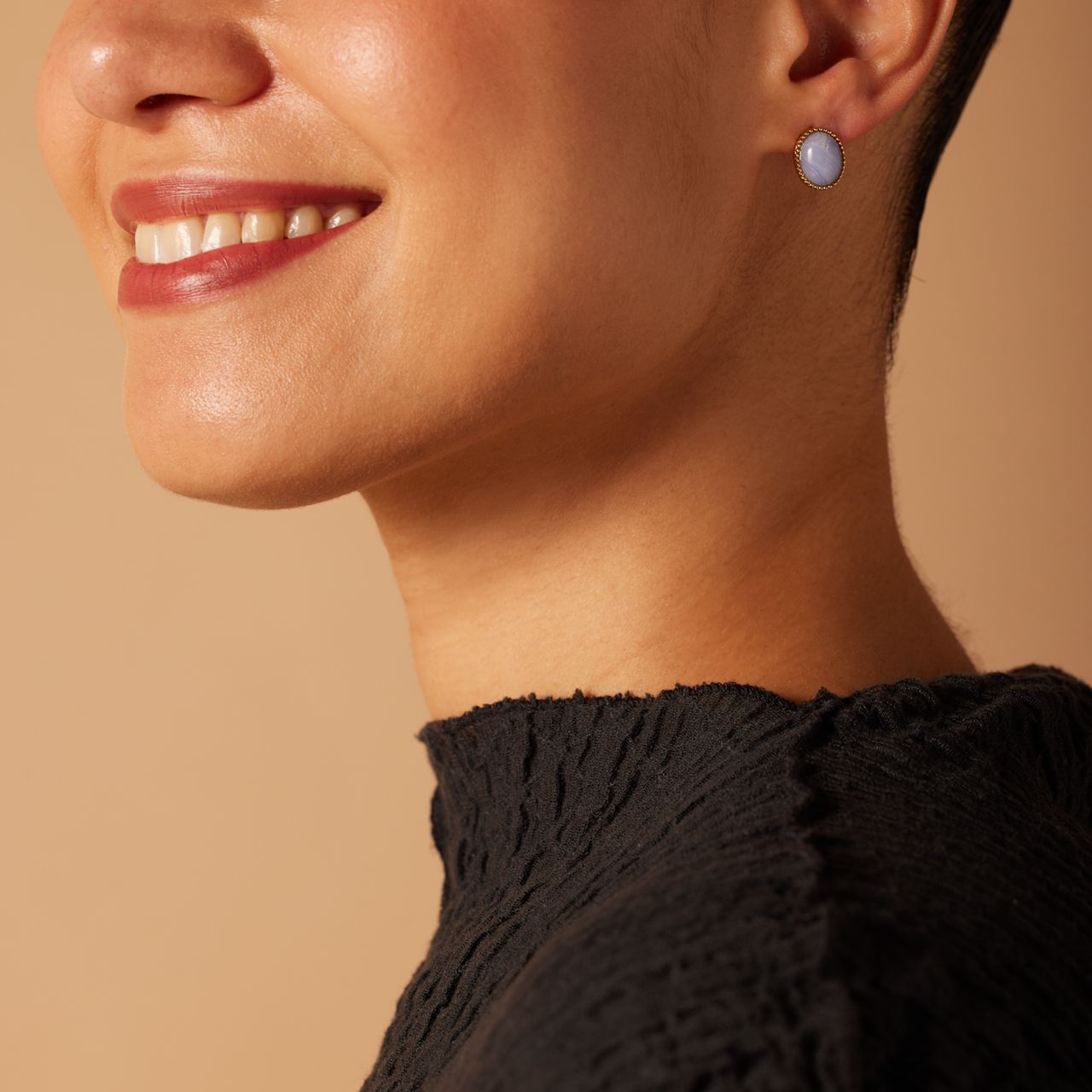 Stalen goldplated oorknoppen met blue lace agaat voor dames