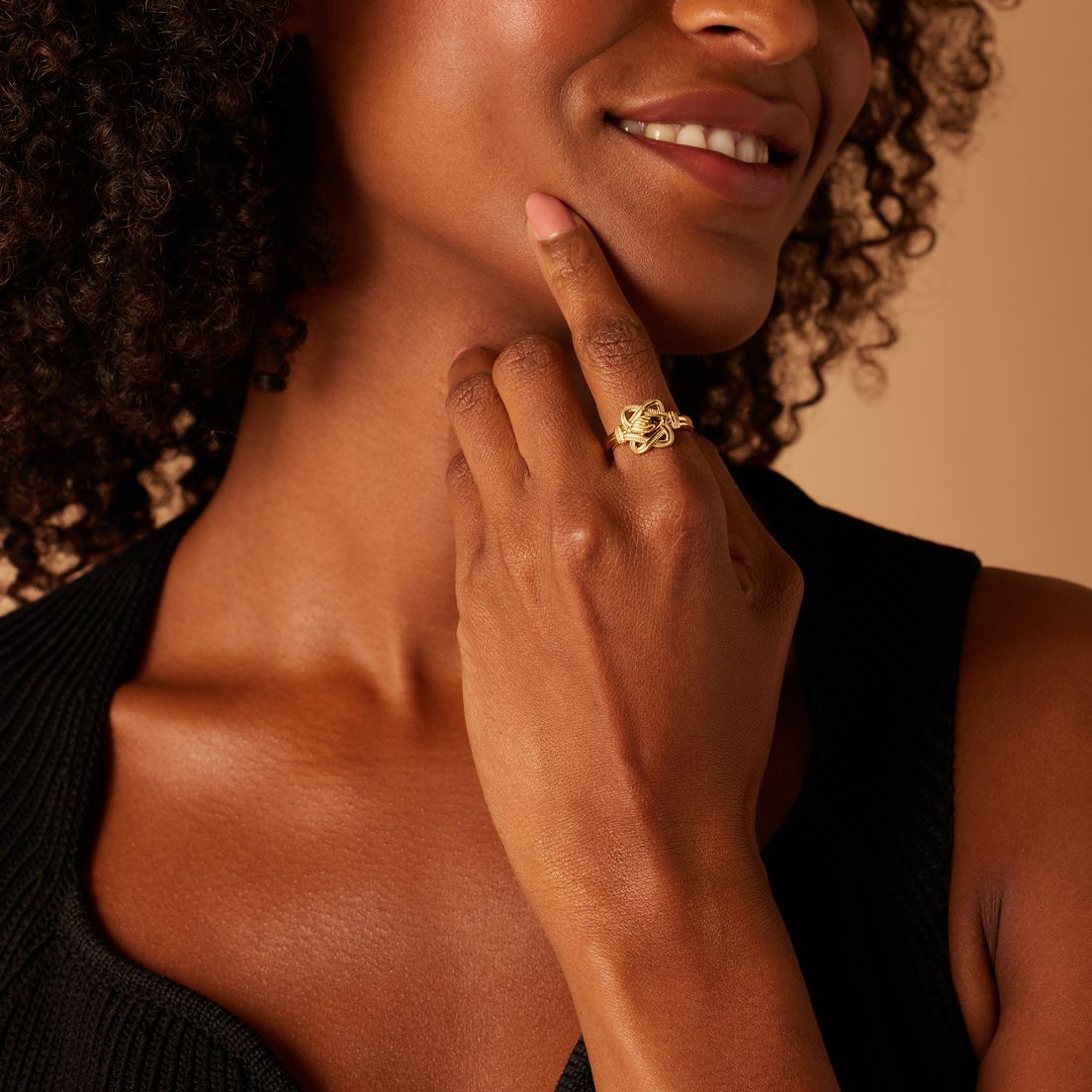 Stainless steel goldplated ring met surinaamse mattenklopper en hand