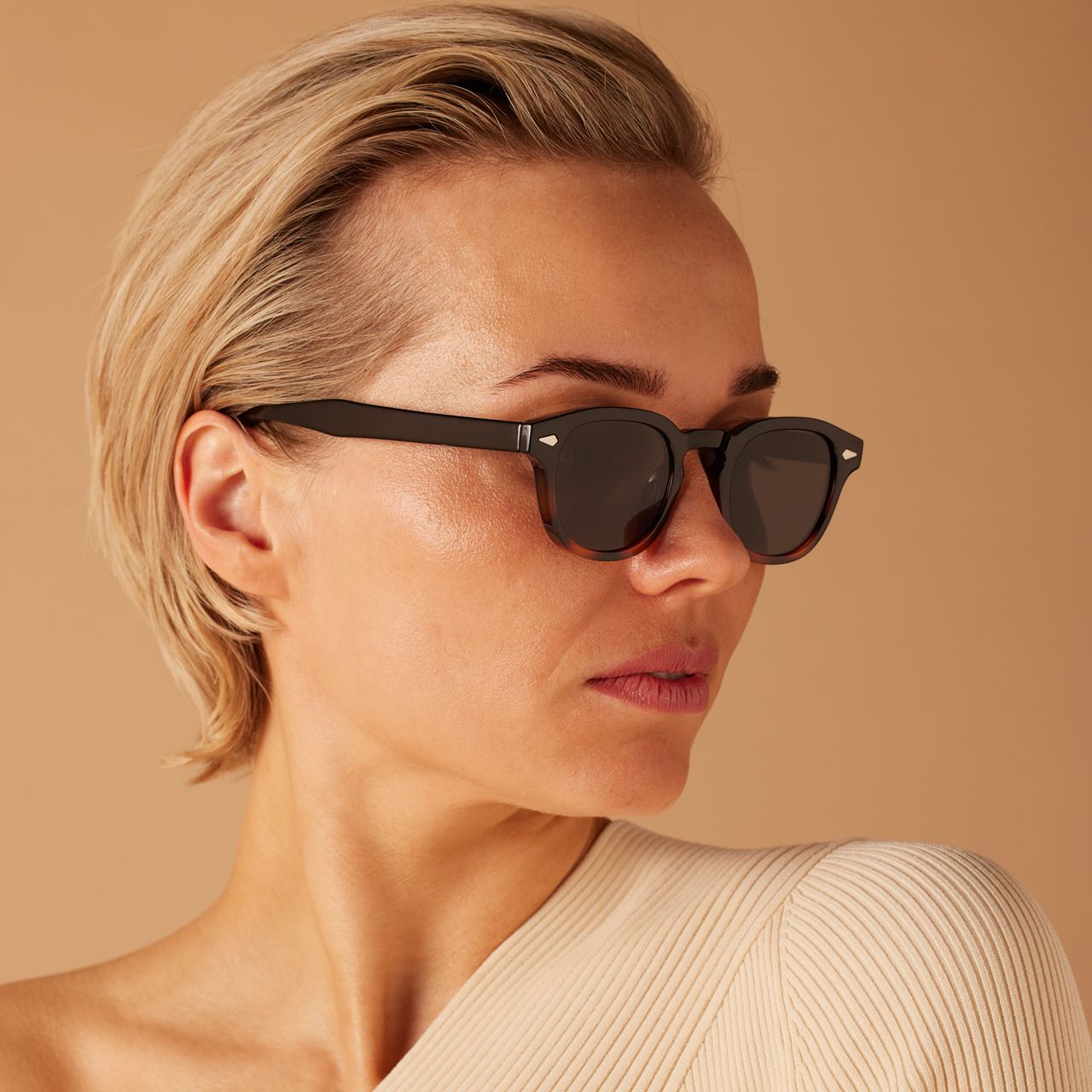 Sonnenbrille mit schwarz-braunem Rahmen