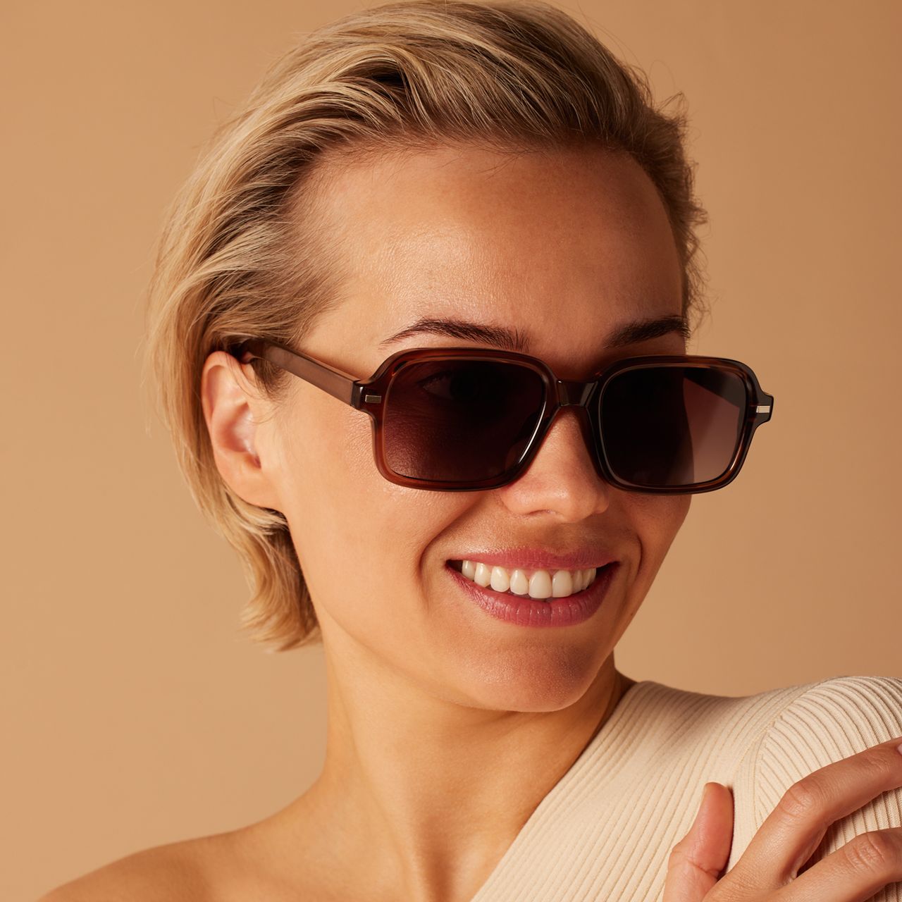Braune Sonnenbrille mit braunen Gläsern