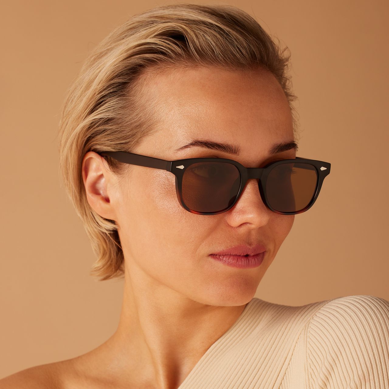 Schwarze Sonnenbrille mit braunen Gläsern