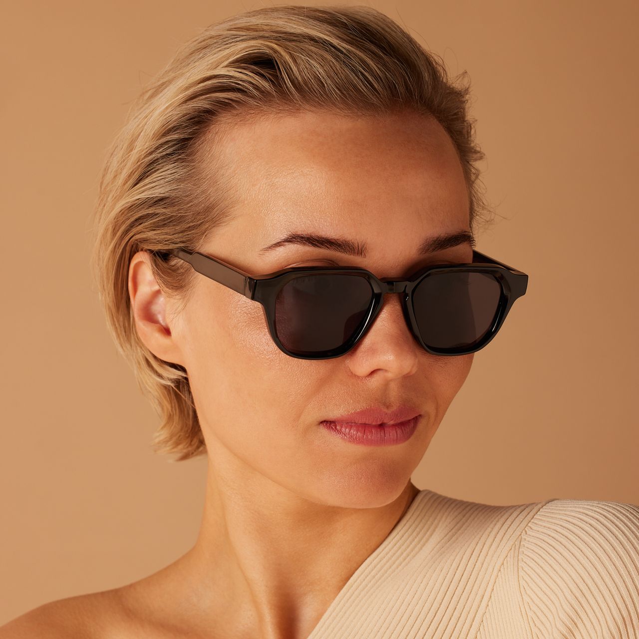 Schwarze Sonnenbrille mit Pantherprint