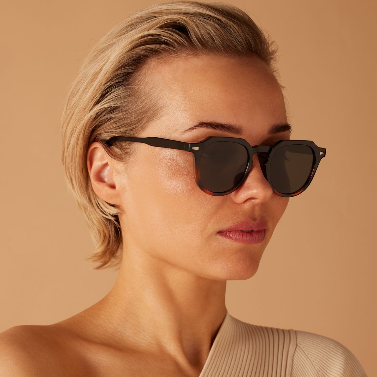 Schwarz-braune Sonnenbrille mit grünen Gläsern