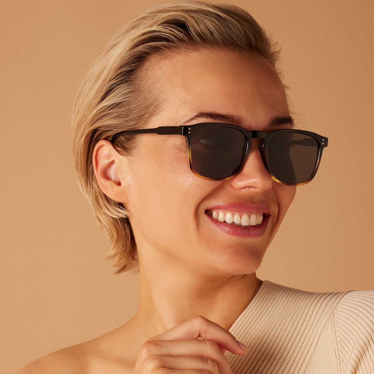 Schwarz-braune quadratische Sonnenbrille