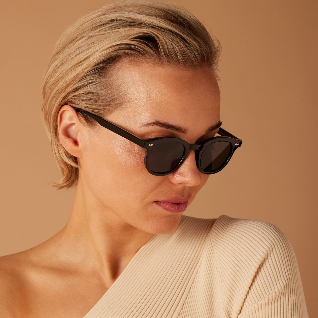 Schwarze, runde Sonnenbrille