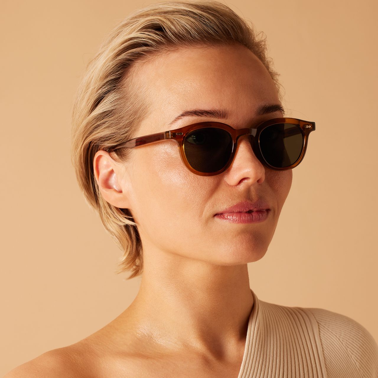 Braune Sonnenbrille mit grünen Gläsern