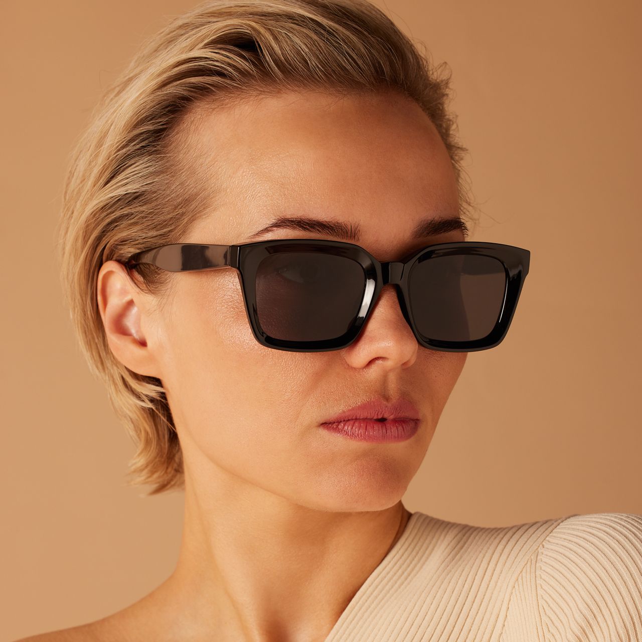 Schwarze quadratische Sonnenbrille