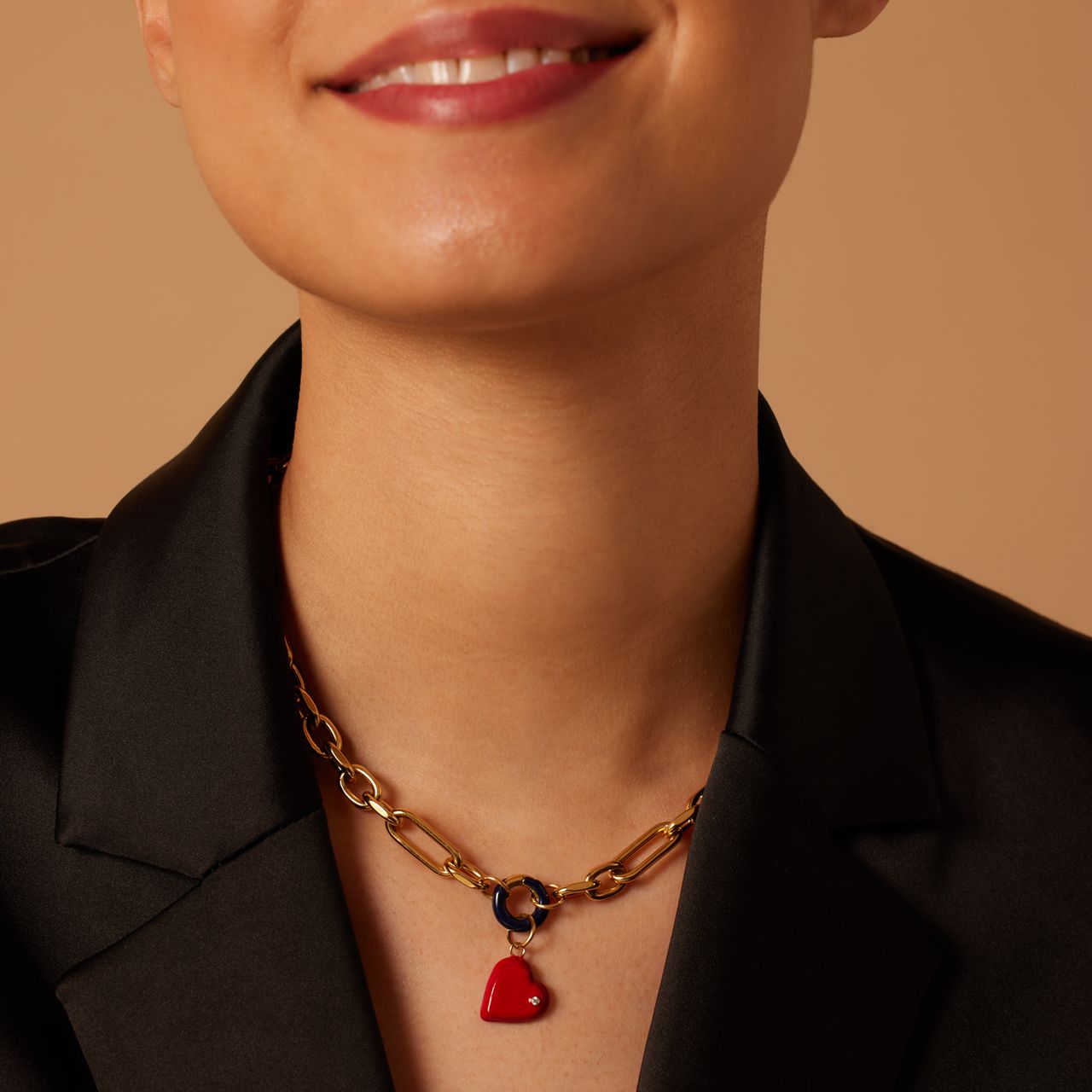 Stalen goldplated bedel sluiting rond donker blauw