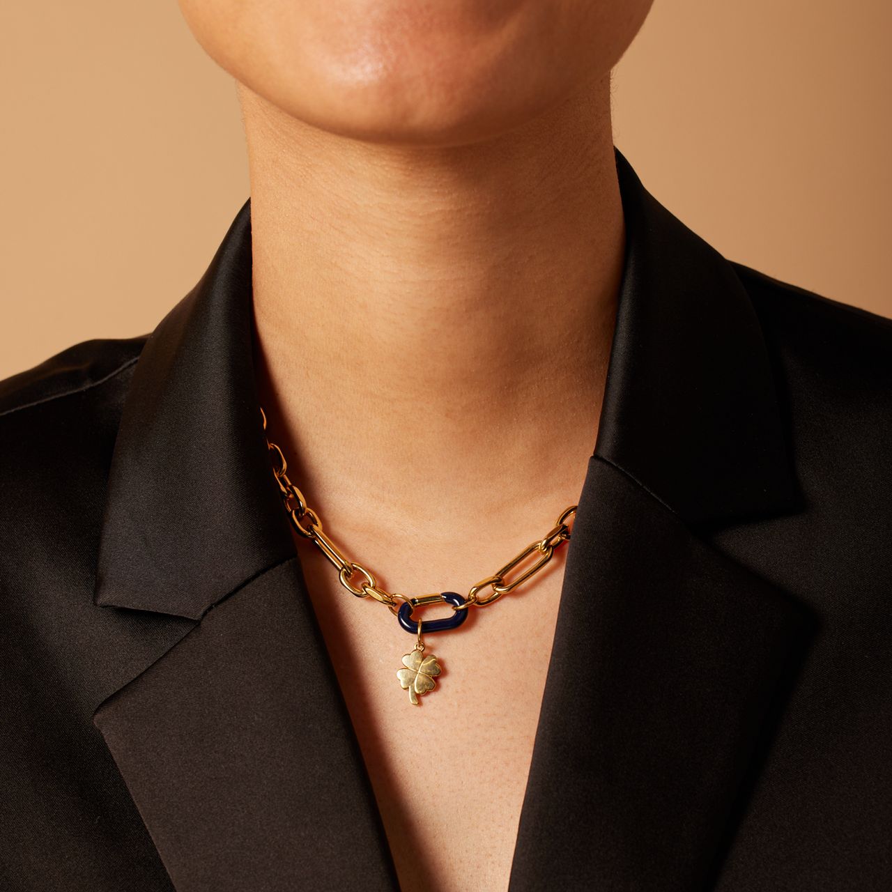 Stainless steel goldplated hanger met donkerblauwe sluiting voor dames