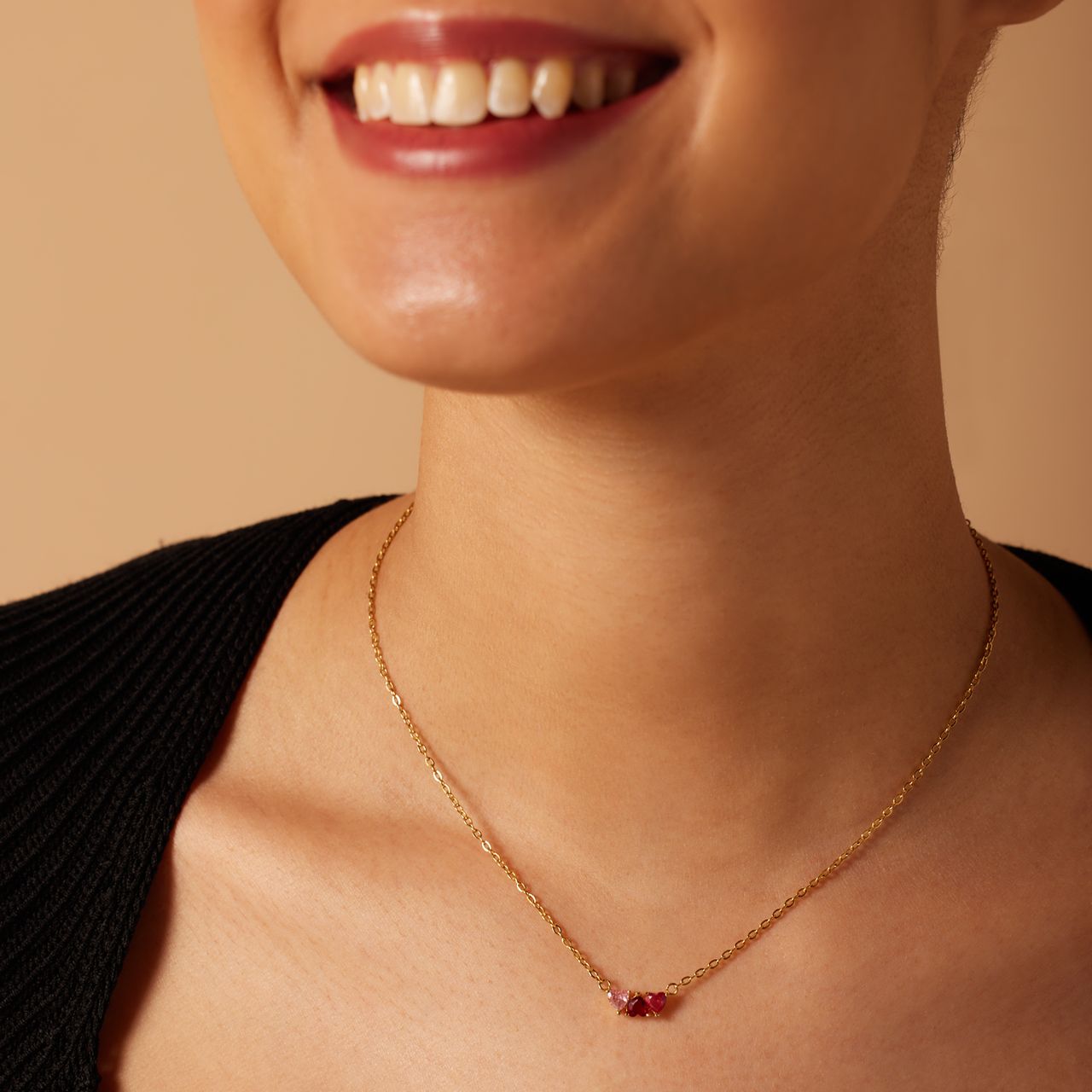 Stainless steel goldplated ketting met rood zirkonia hart