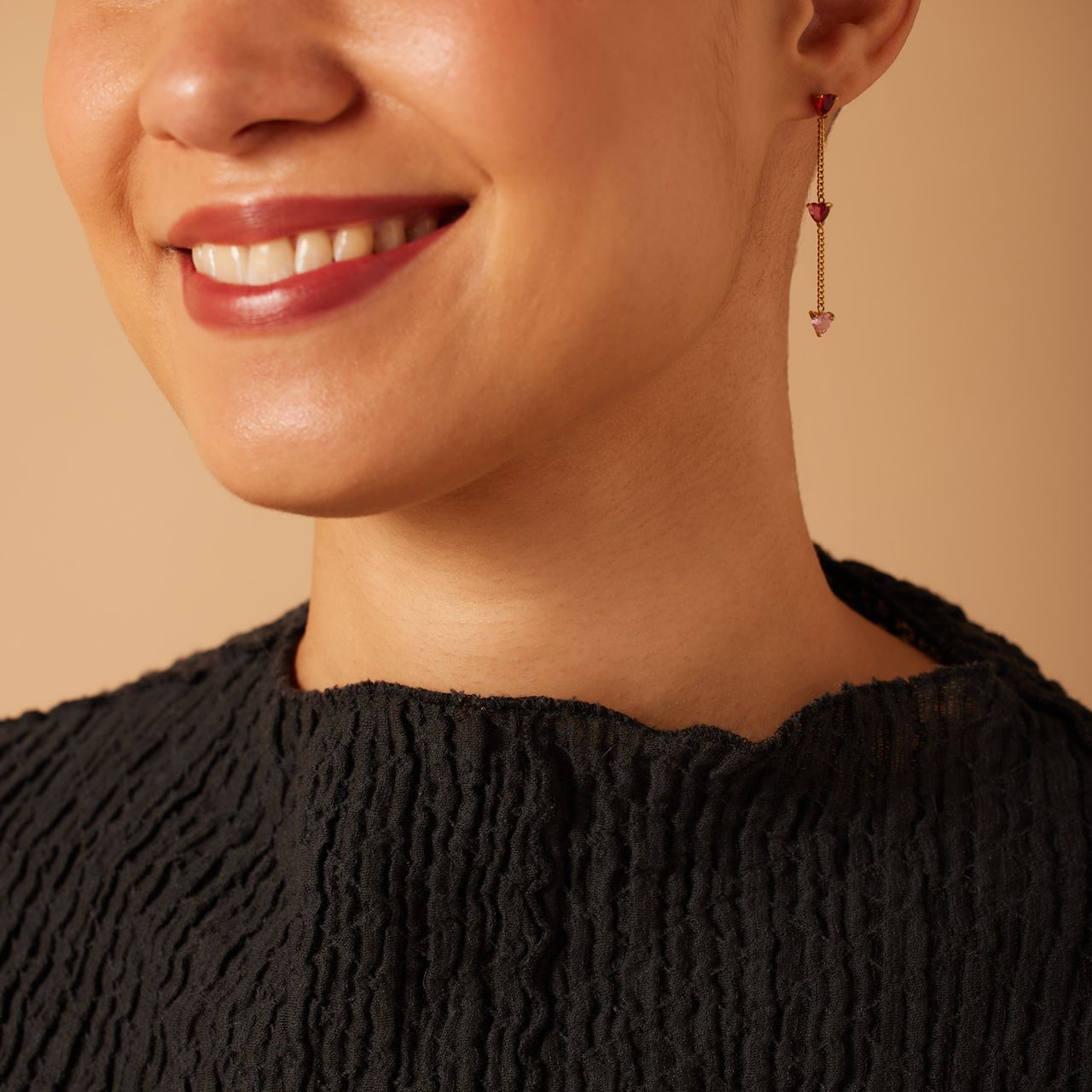 Stainless steel goldplated oorhangers met rood zirkonia hart