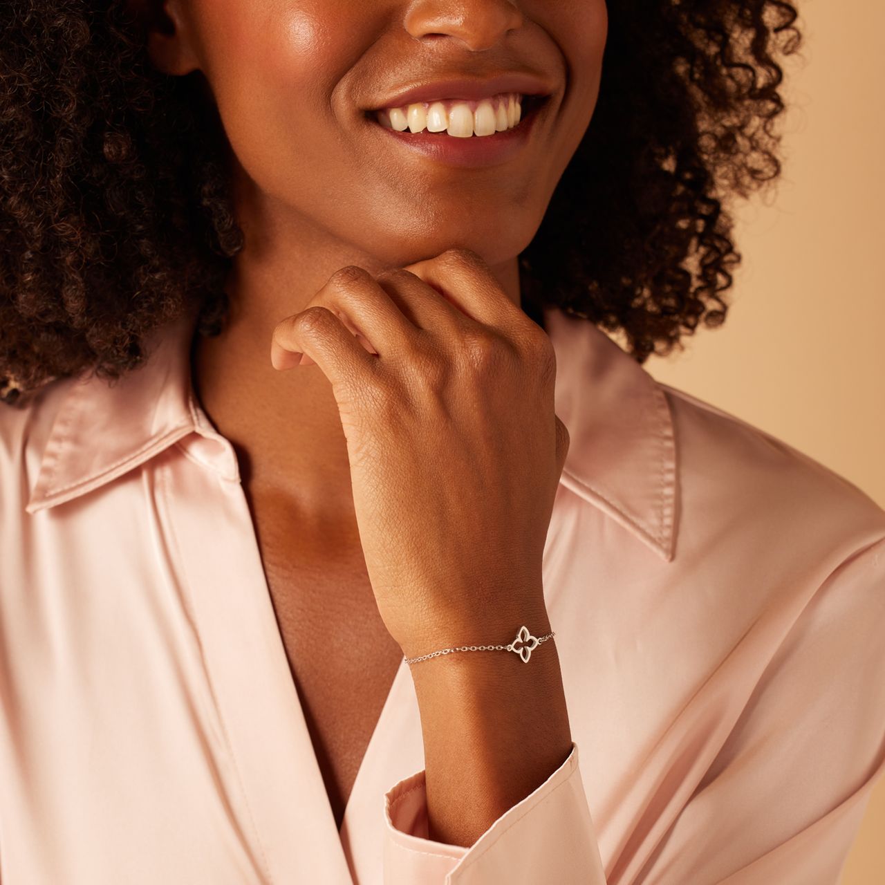 Armband aus Edelstahl mit ovaler Blume