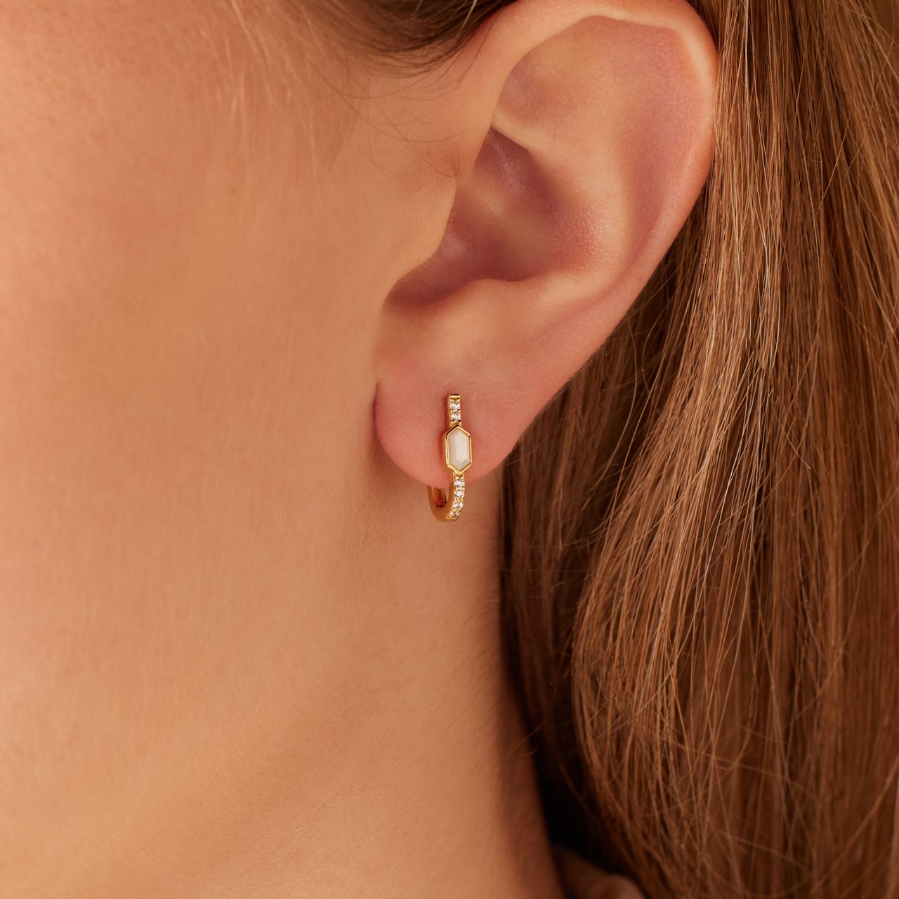 Zilveren goldplated oorring met parelmoer en zirkonia