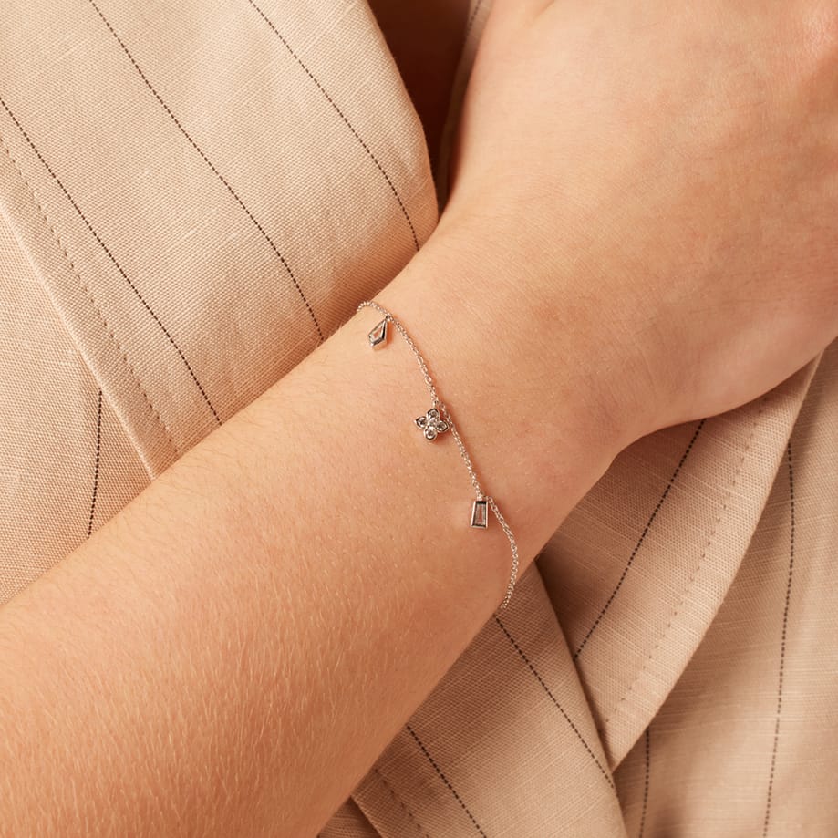 Armband aus 925 Silber mit Anhängern im Baguetteschliff