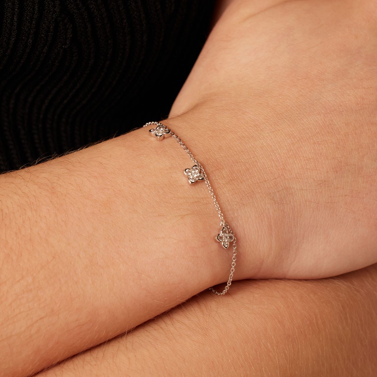 Zilveren armband met hanger bloemen