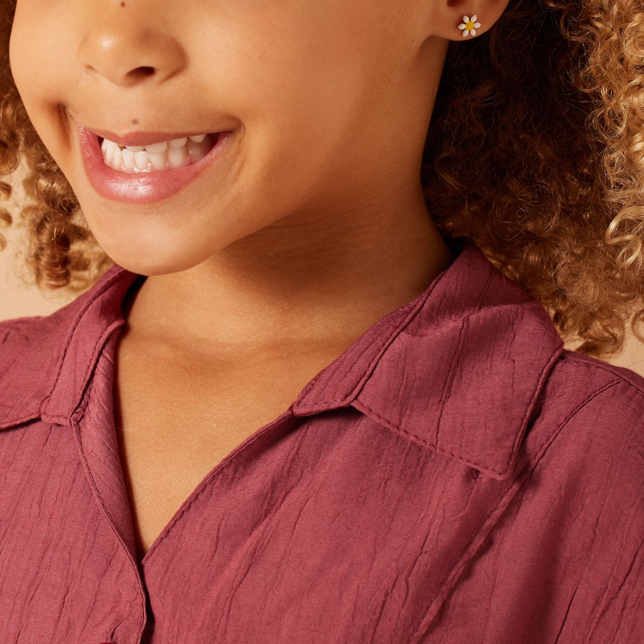 Stainless steel goudkleurige kinderoorbellen met wit madeliefjes