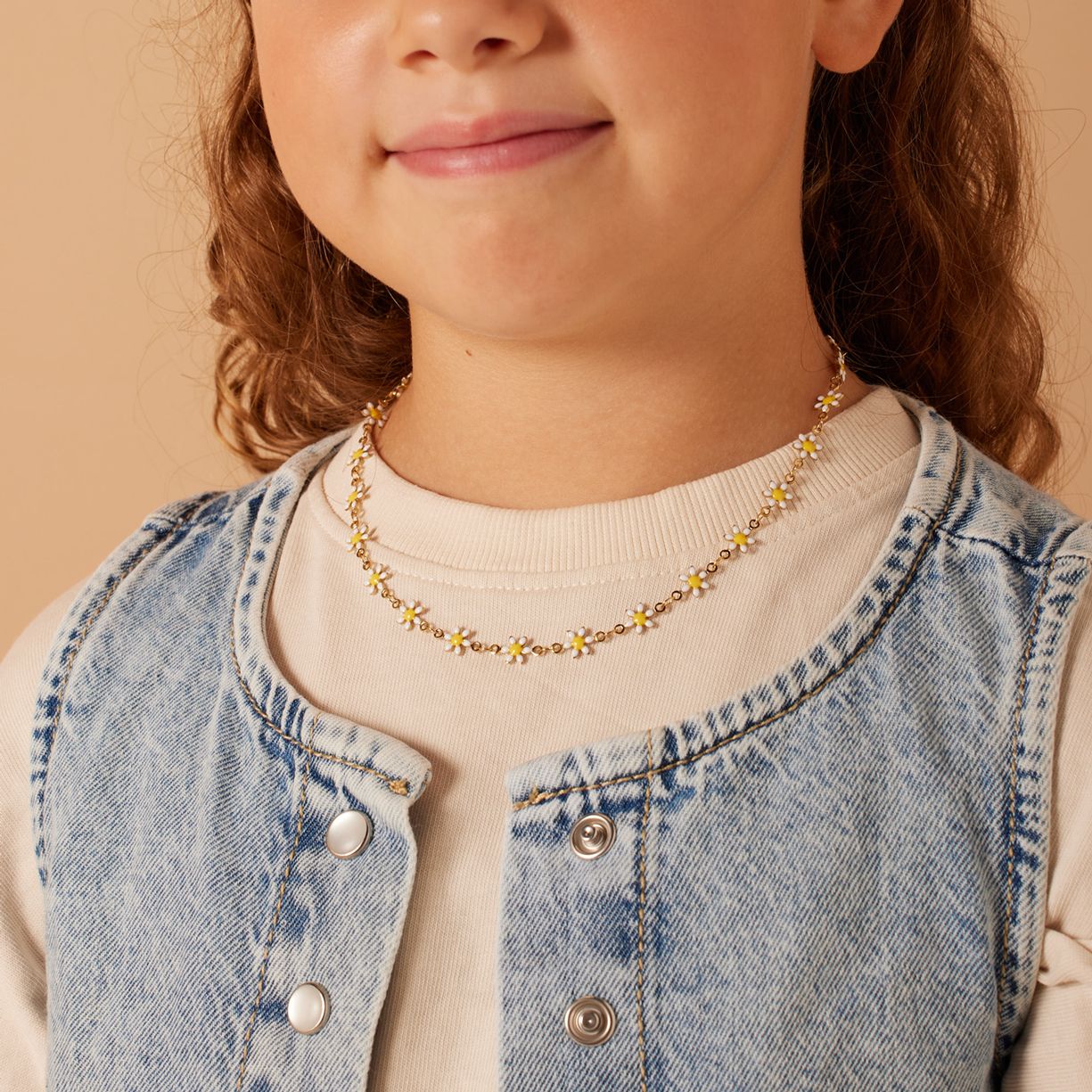 Stainless steel goudkleurige kinderketting met wit madeliefjes