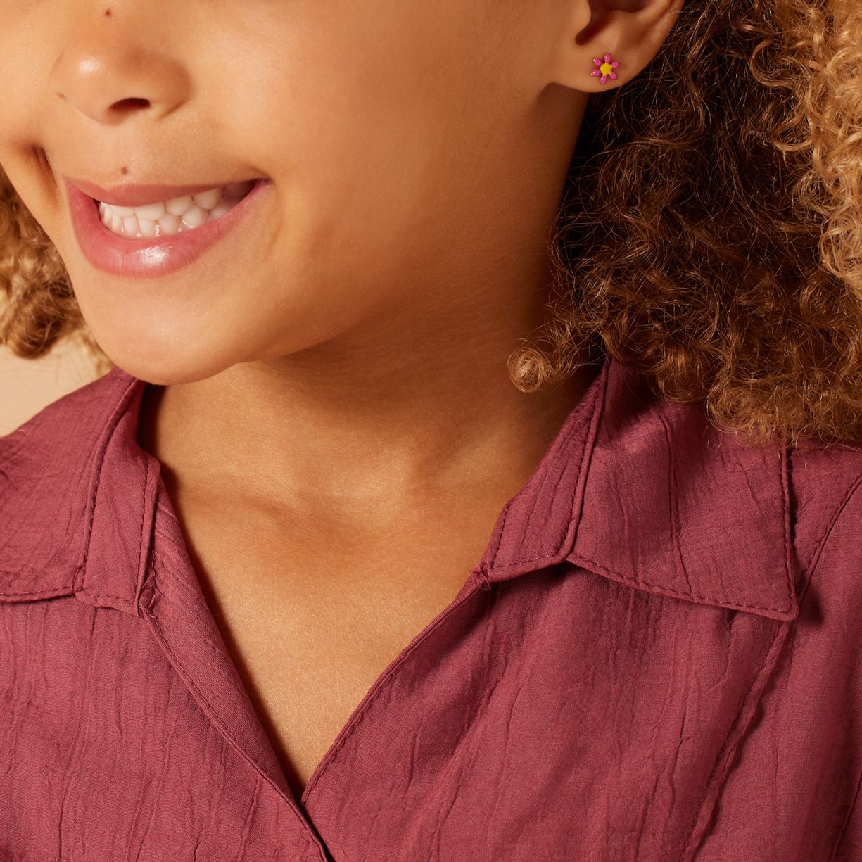 Stainless steel goudkleurige kinderoorbellen met roze madeliefjes