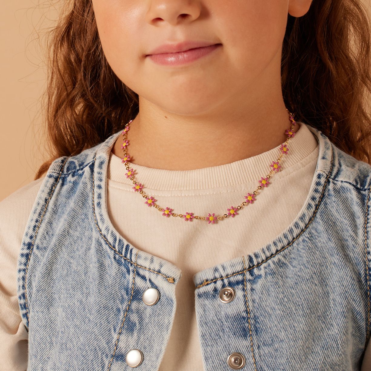 Stainless steel goudkleurige kinderketting met roze madeliefjes