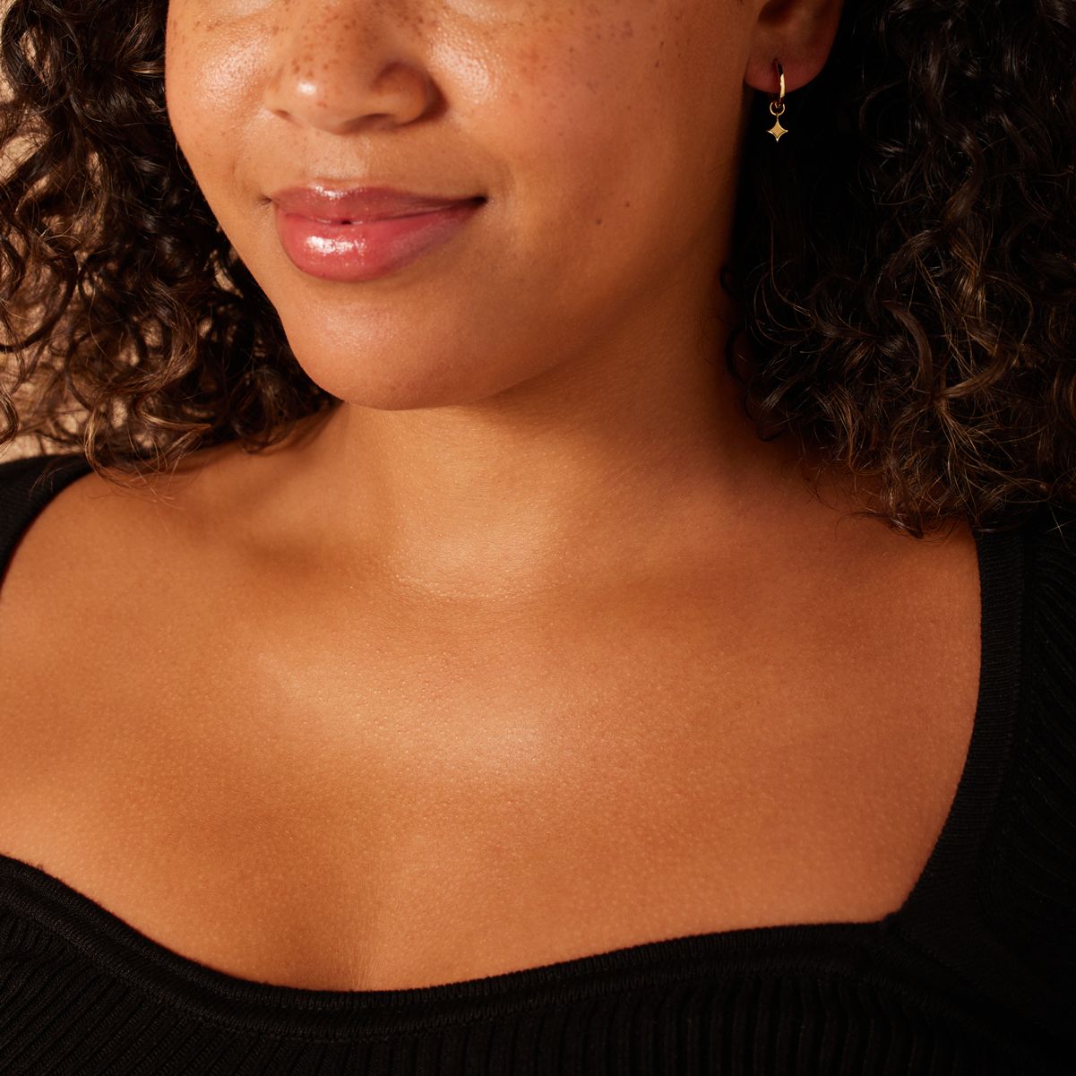 Silberne, goldbeschichtete Creolen für Damen