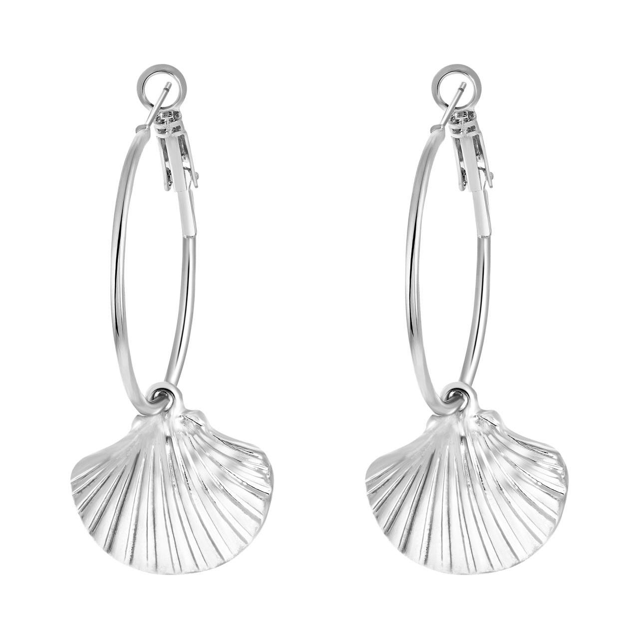 Zilverkleurige byoux oorbellen met bedel schelp