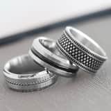 Herrenring aus Edelstahl mit schwarzem Streifen