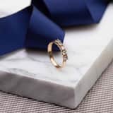 14 karaat geelgouden ring met 5 zirkonia stenen